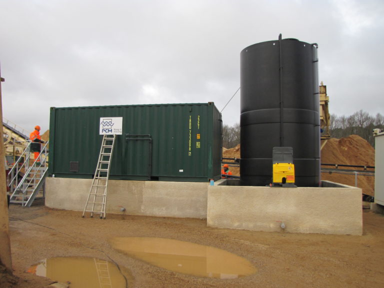Container pour la projection de produits sur du sable